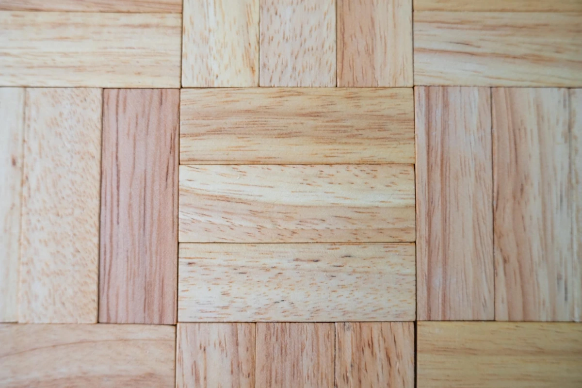 Keramik Dinding Ruang Tamu Setengah Badan Tekstur Kayu